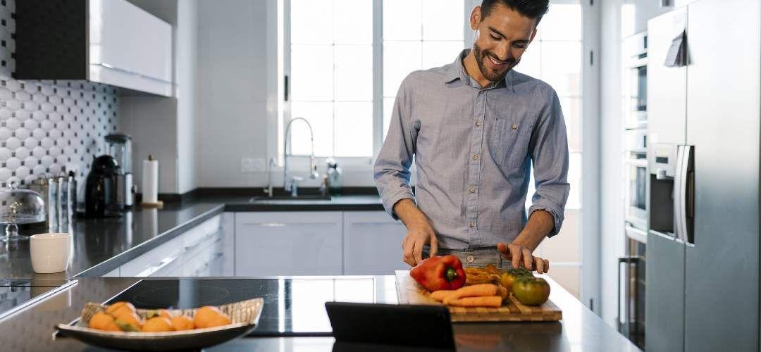 homme en train de cuisiner