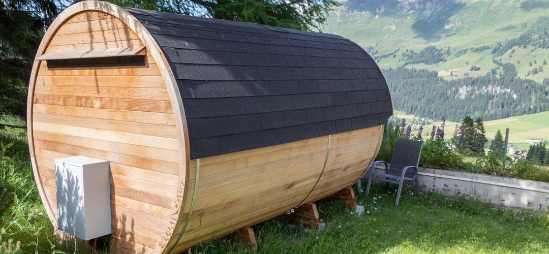 sauna en bois dans le jardin